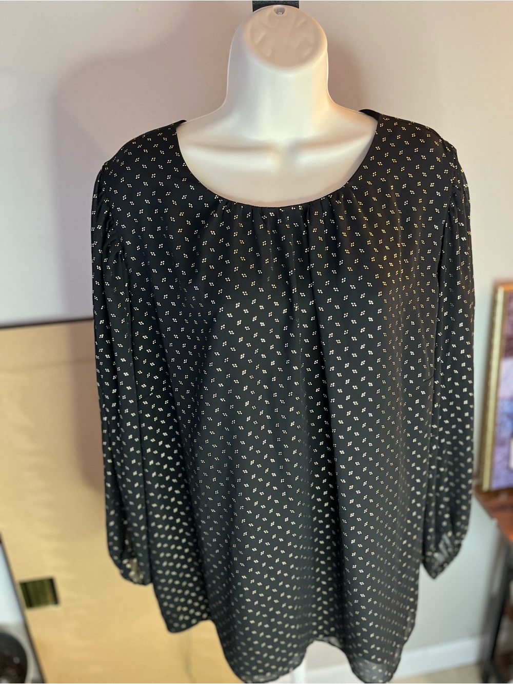 VINCE CAMUTO Black Long Sleeve Scoop Neck Blouse with Tiny  golden Print
